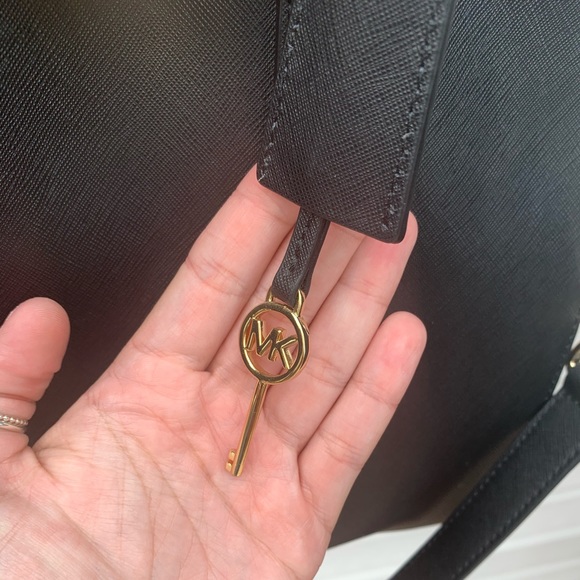 Black Michael Kors Hamilton purse ( factory bag) - Picture 3 of 8